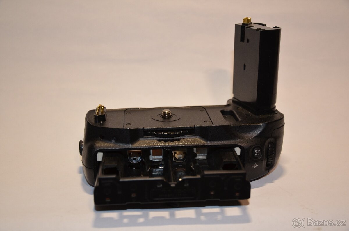 Nikon MB-D100 - Battery grip - 5