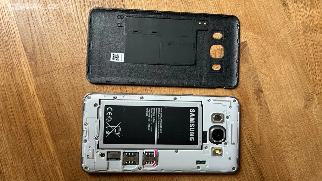 Mobilní telefon Samsung Galaxy J5 Duos (2016) - 5