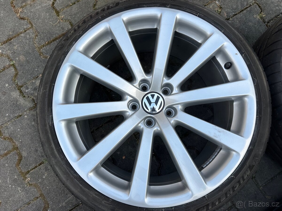 VW OMANYT ORIGINÁL ALU - 235/35 R19 - 5