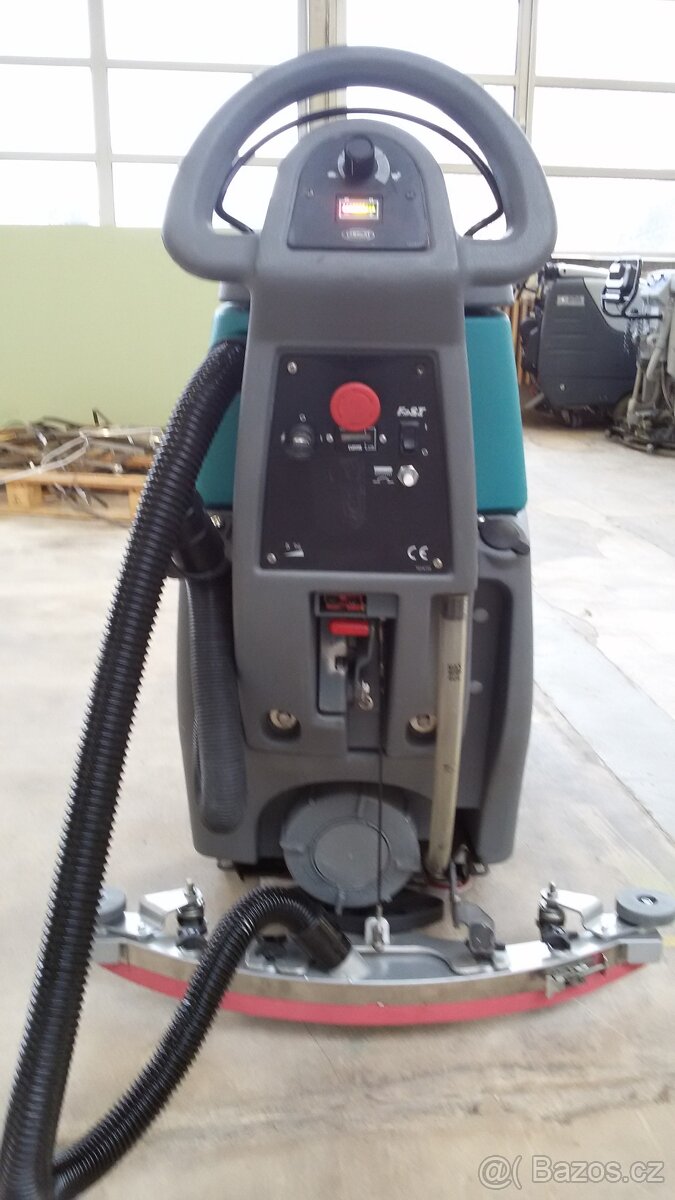 Podlahový mycí stroj Tennant T3 Disk 50 s vlastním pojezdem - 5