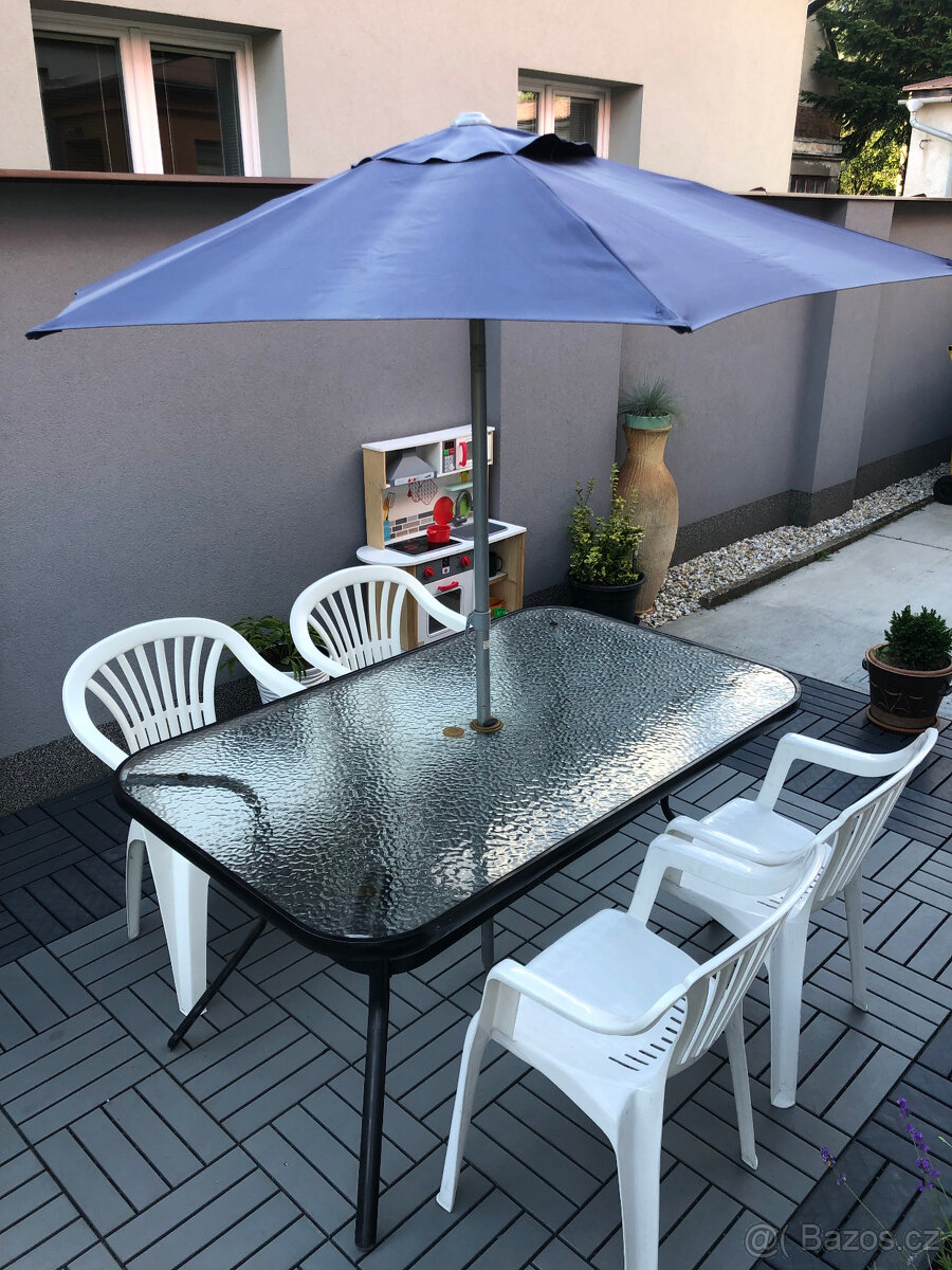 Zahradní stůl (kov,sklo) + 4ks plastové židle, slunečník - 5