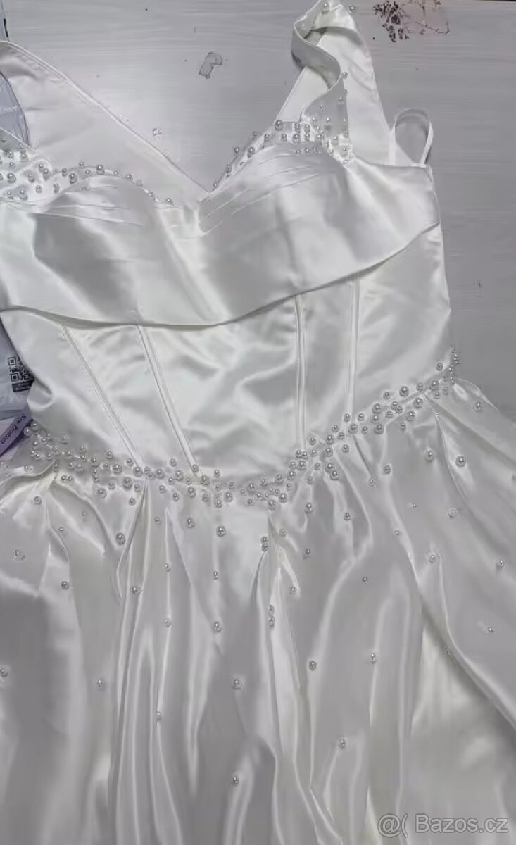 Krásné svatební šaty s perlami - 5