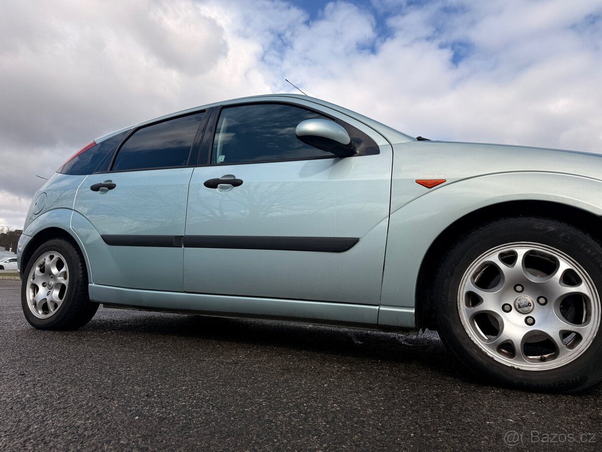 Ford Focus r. 2004 - 5