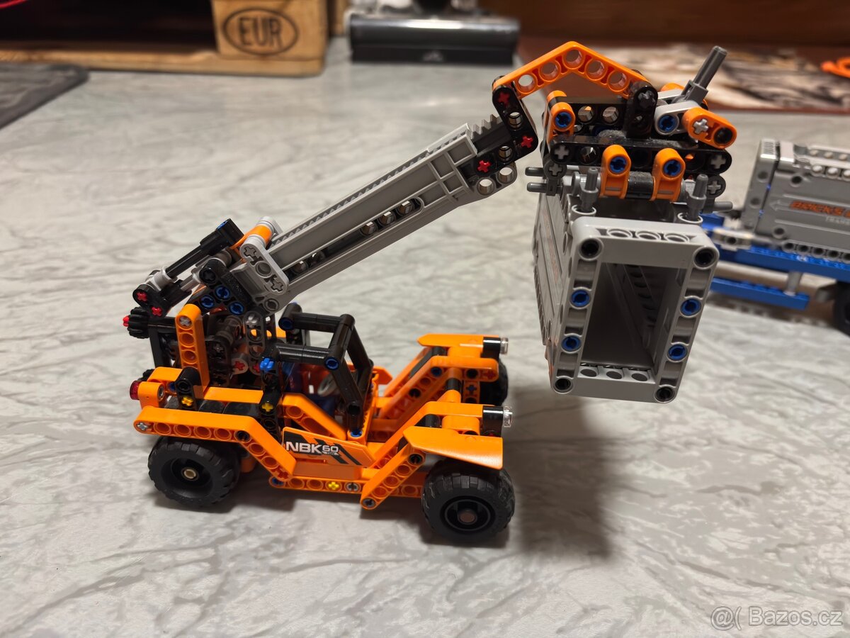 LEGO Technic Přeprava kontejnerů + záchranné auto - 5