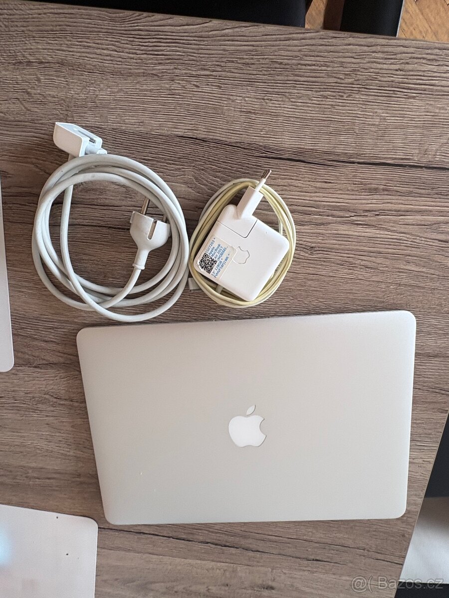 MacBook Air 13” (2017) – Intel i5, 8 GB RAM, macOS Monterey - 5