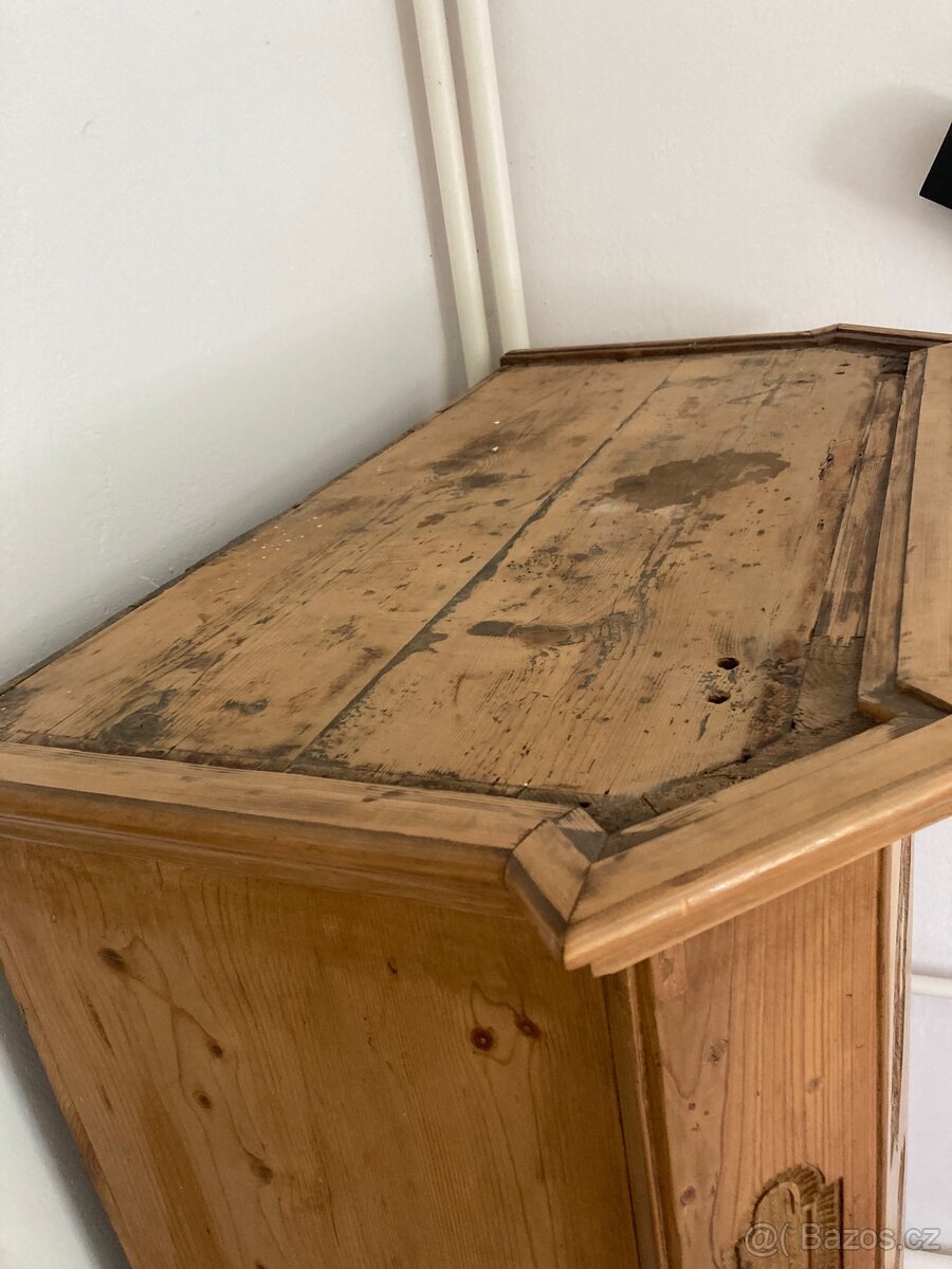 Prodám starožitnou vyřezávanou skříň z roku 1876 - 5