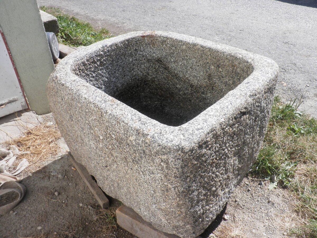 stará kamenná žulová stírka kaménka napaječka koryto - 5