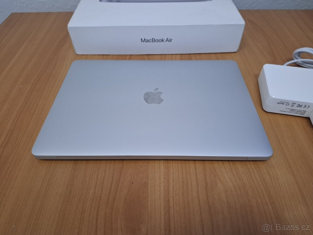 Macbook Air 13 palců M1 chip 16GB RAM 256 SSD - 5