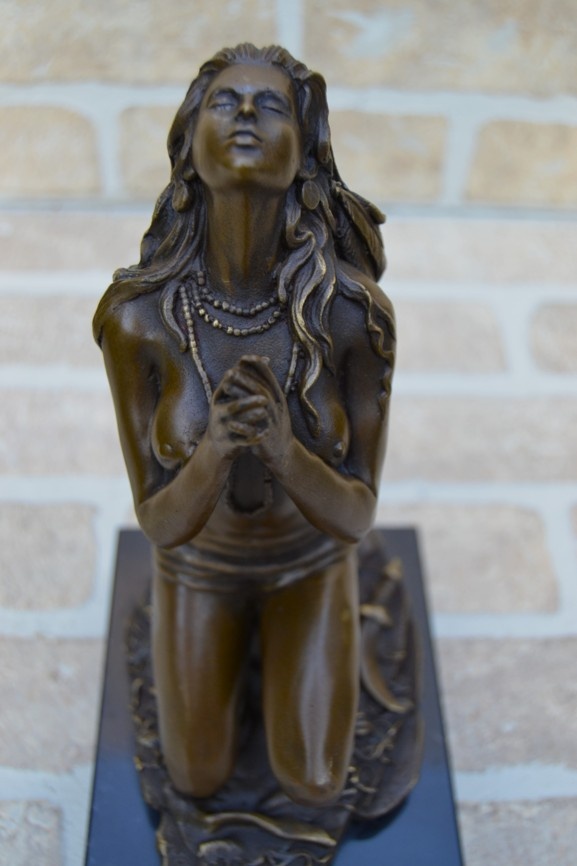 Bronzová socha - KLEČÍCÍ INDIÁNKA - 5