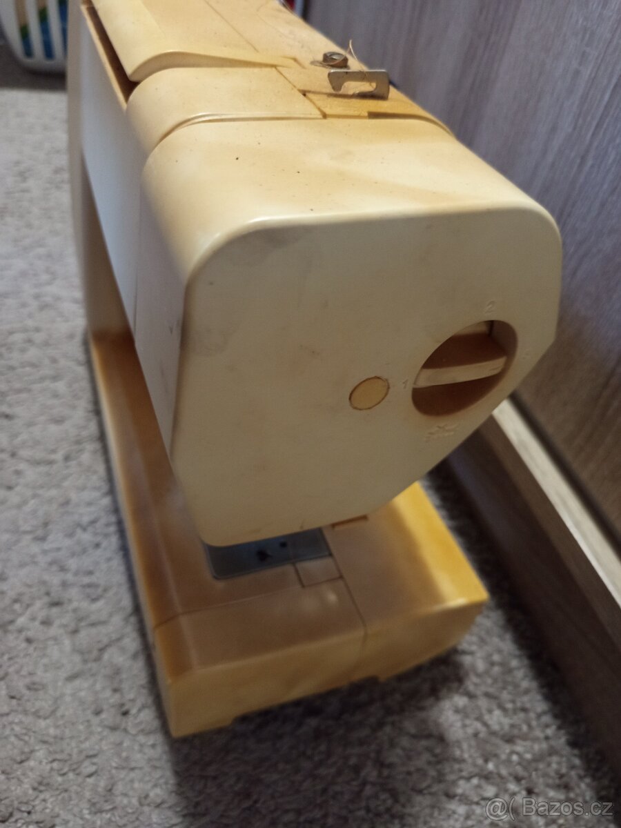 Starý šicí stroj - 5