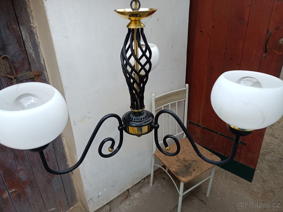 Lustr praskle jedno stínítko - 5