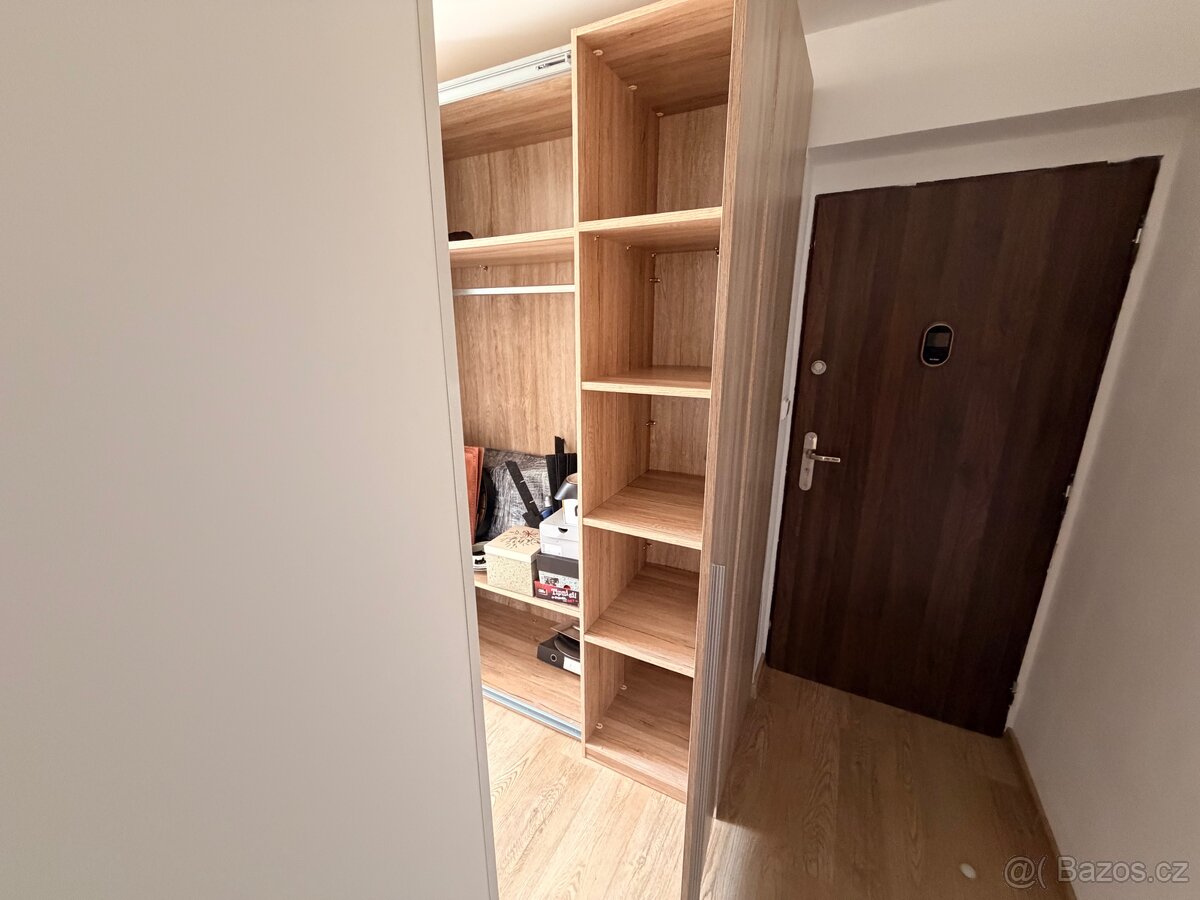 Velká šatní skříň - 5