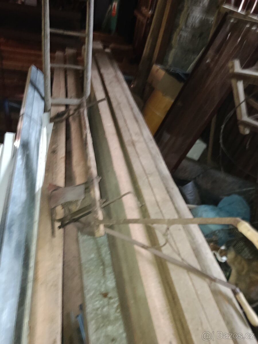 Staré rádio gramofon a zemědělské naradi - 5