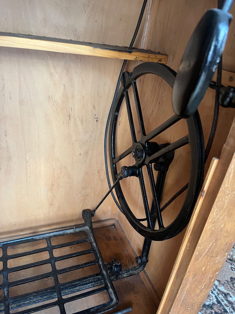 Starý šicí stroj Zetina - 5