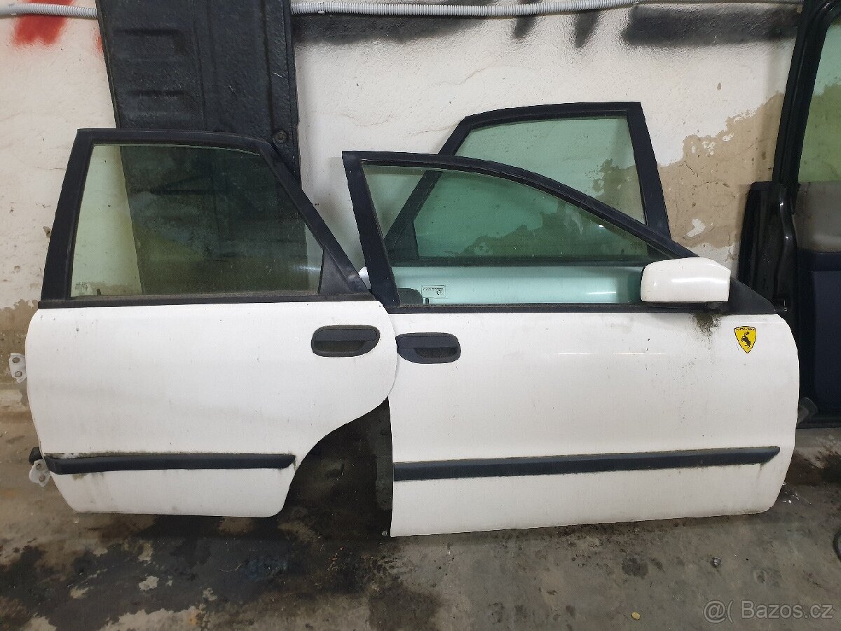 Volvo v40 kapota , dveře , dily - 5