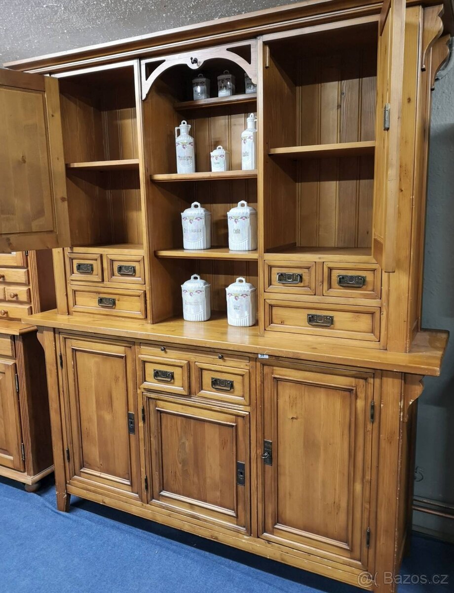 Masivní venkovská skříň. - 5