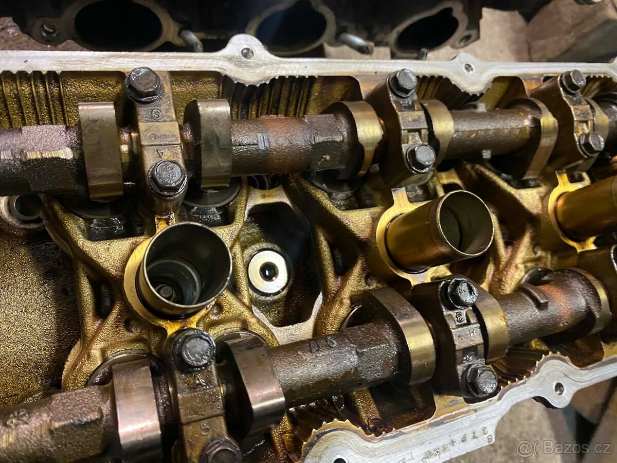 Hlavy motoru Nissan VQ35DE - 5