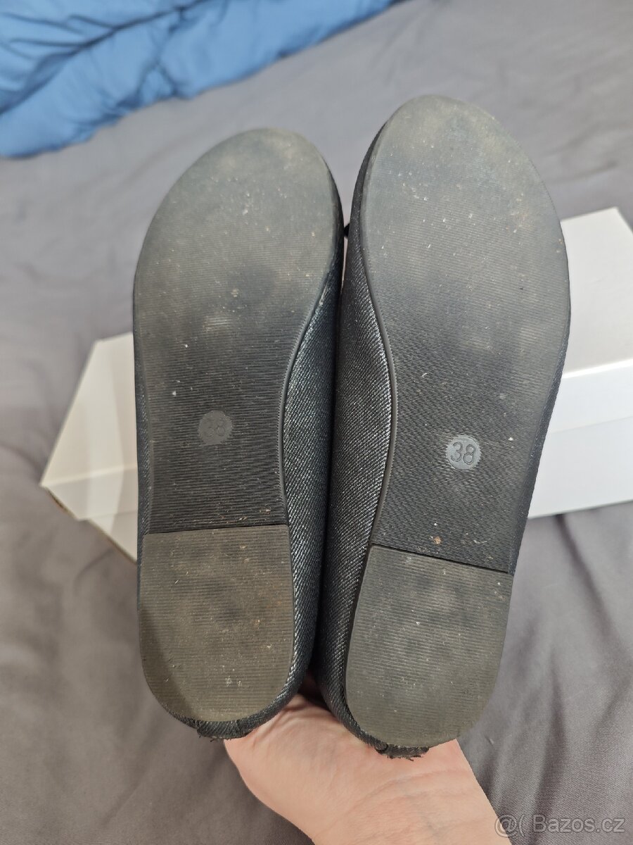 Lesklé černé balerínky - 5