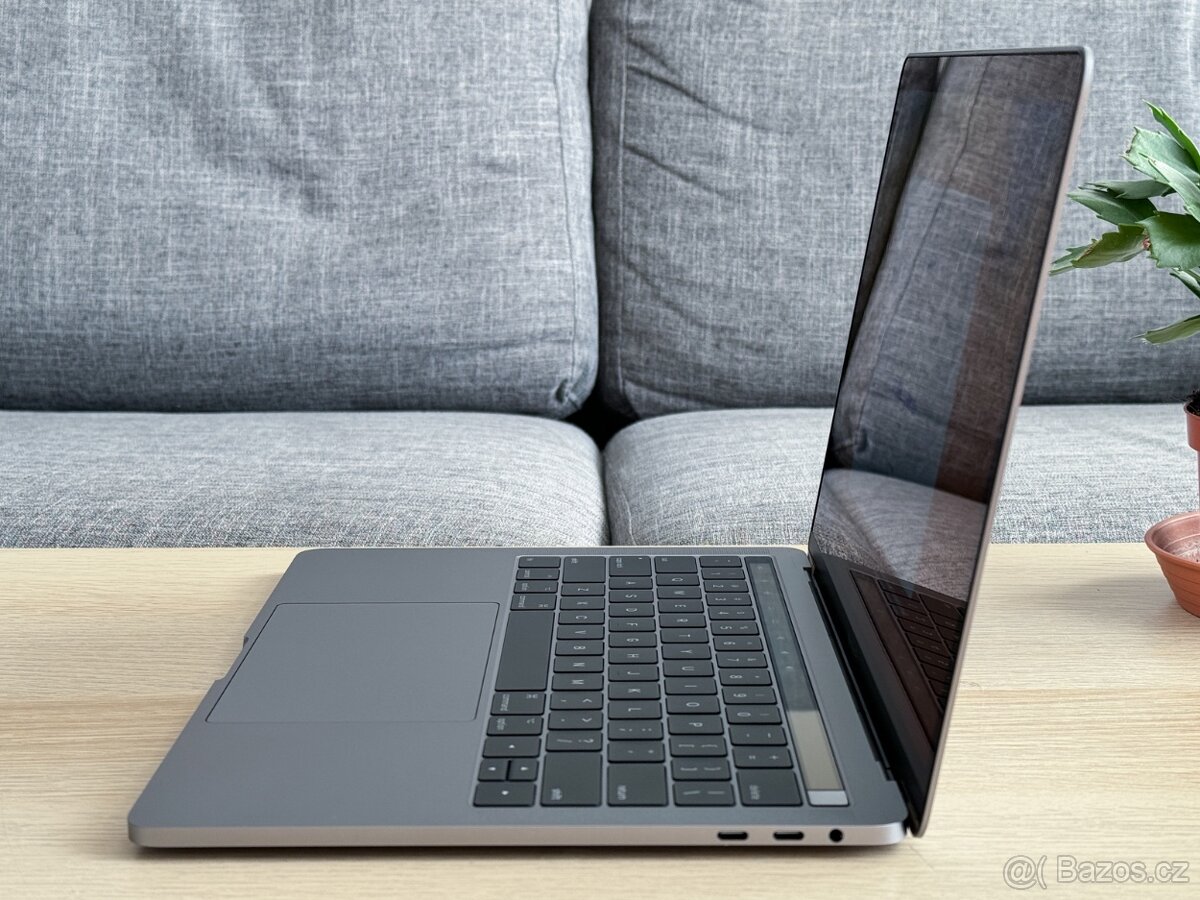 JAKO NOVÝ Apple MacBook Pro 13" - 8GB RAM / 512GB SSD - 5