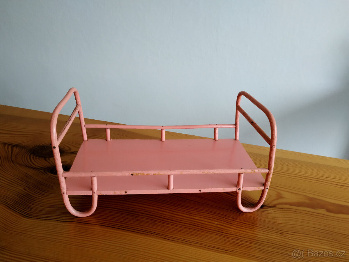 Retro sada - postýlka s přikrývkami a panenkou v bodýčku - 5