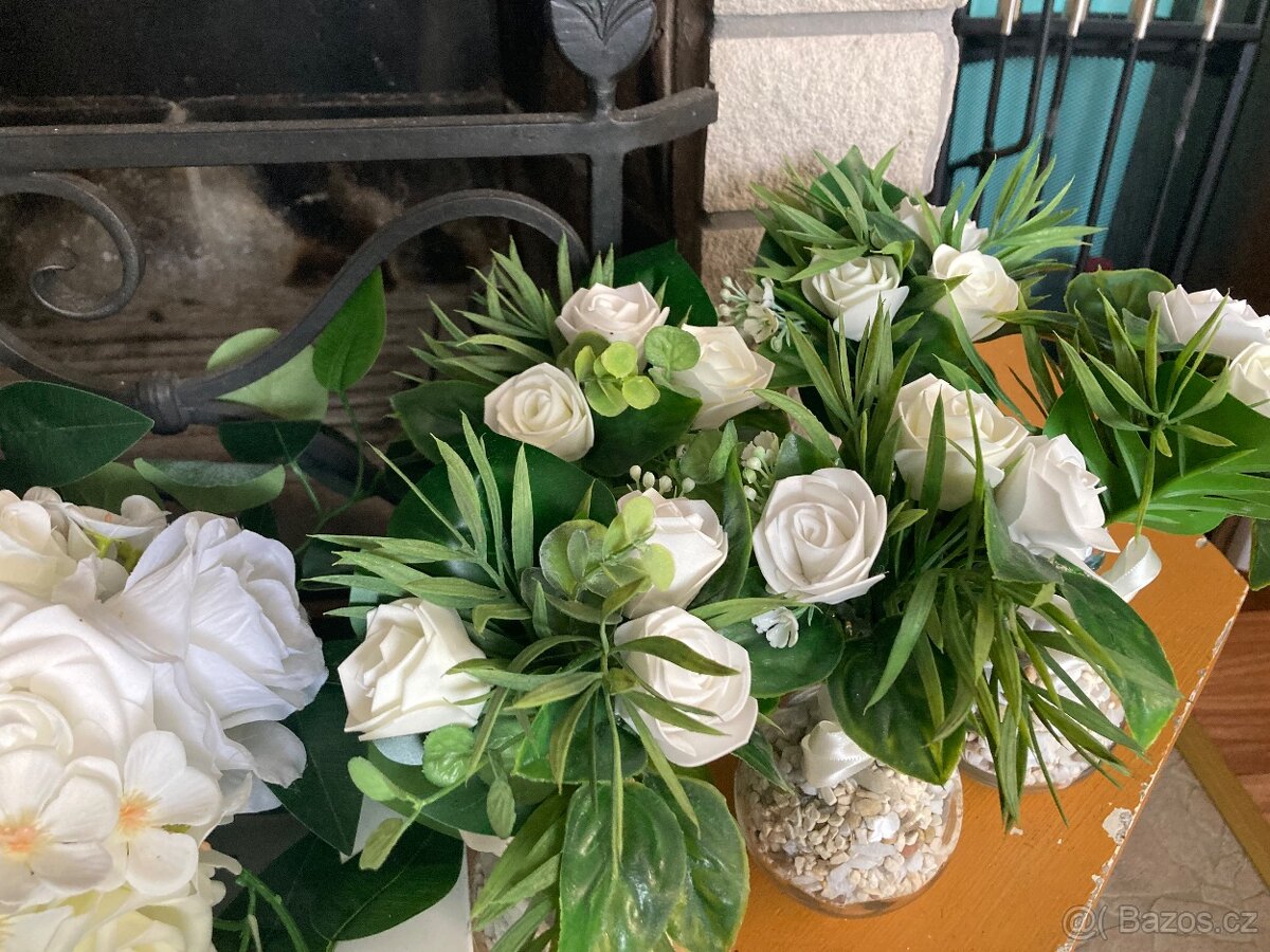 Svatební výzdoba: 9 váziček s květinami na stoly + 1 velká - 5