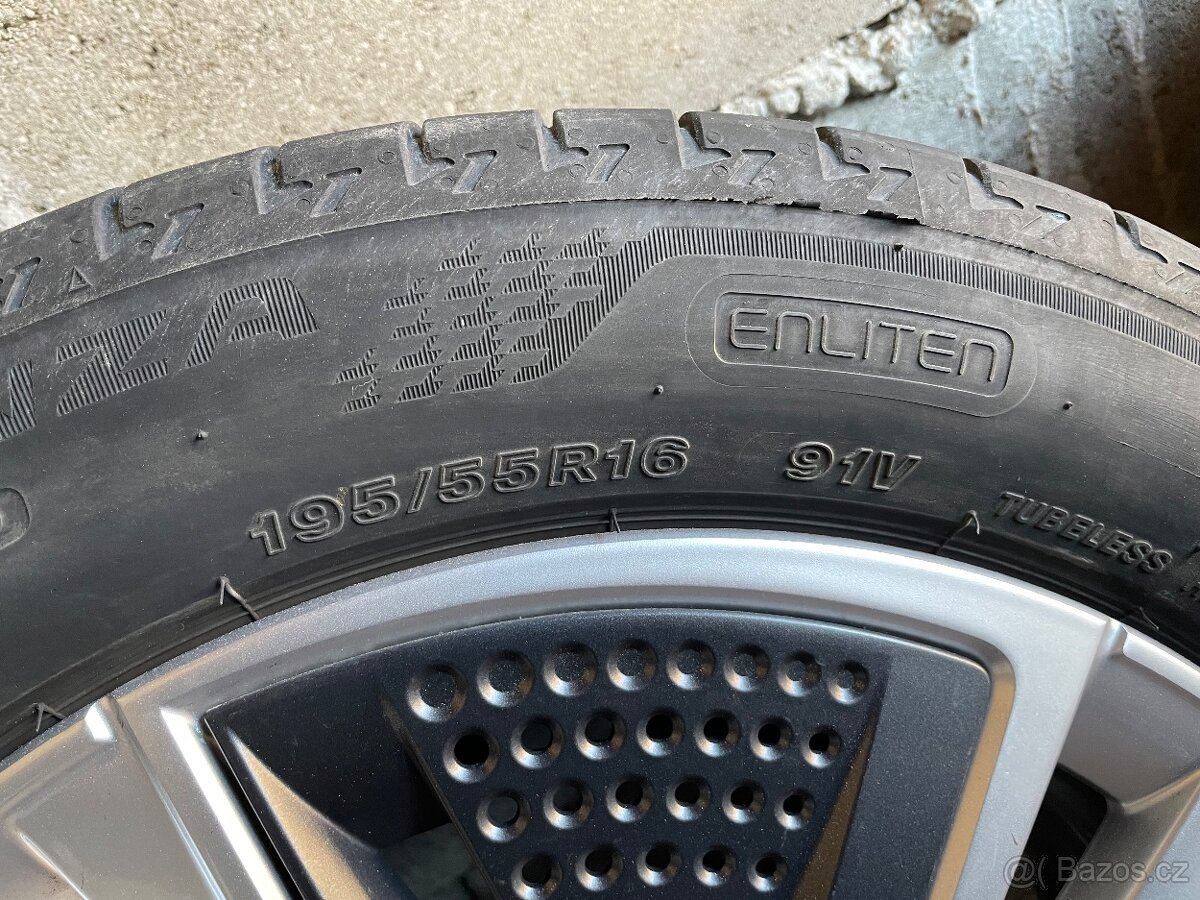 Alu kola na Fabia 4, s letními pneu 195/55 R16 s aero kryty - 5