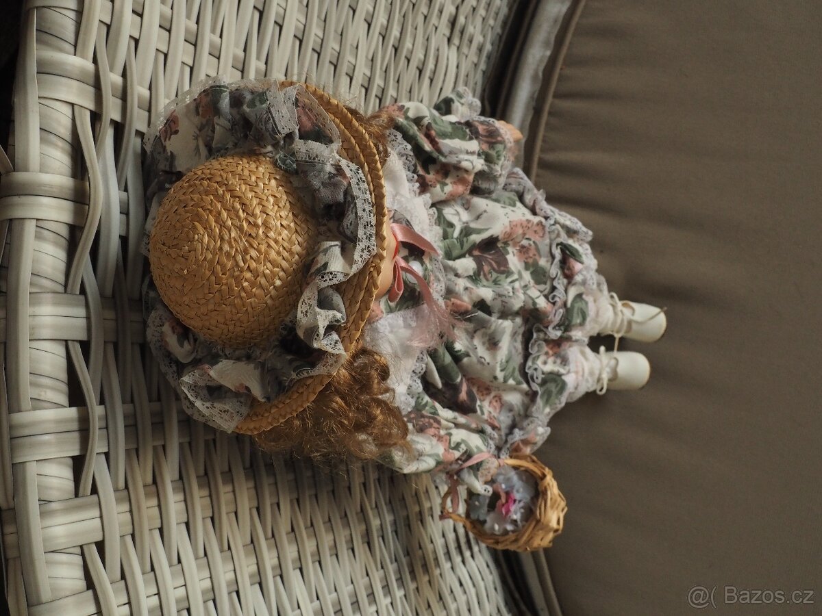 Porcelánová panenka - s proutěným košíkem - 5