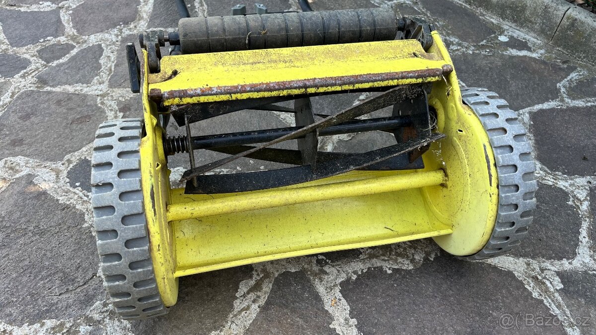 Rotační vřetenová sekačka na trávu - 5