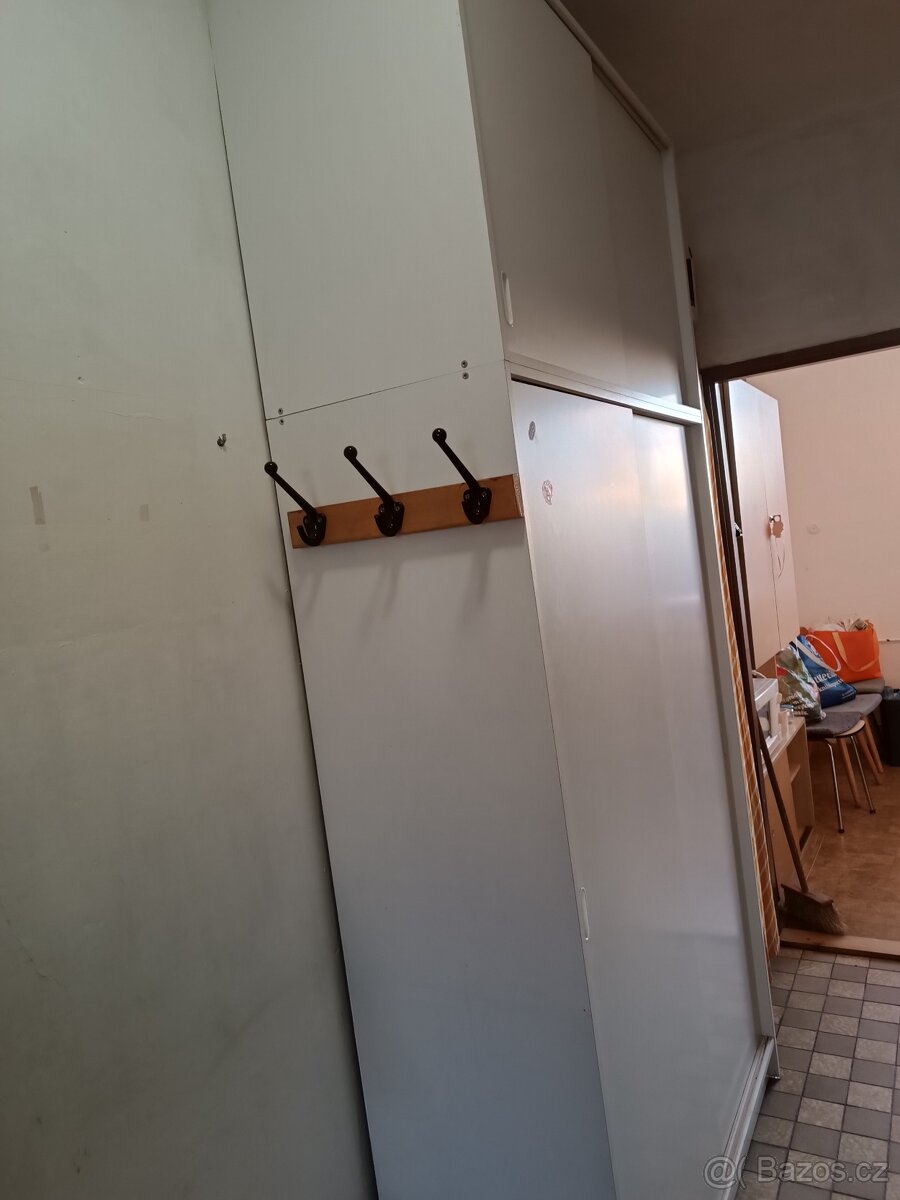 Bílá vysoká skříň - 5