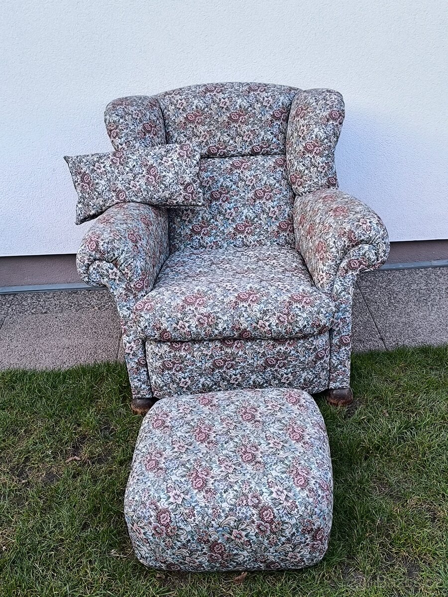 Prodám starožitné křeslo Ušák - 5