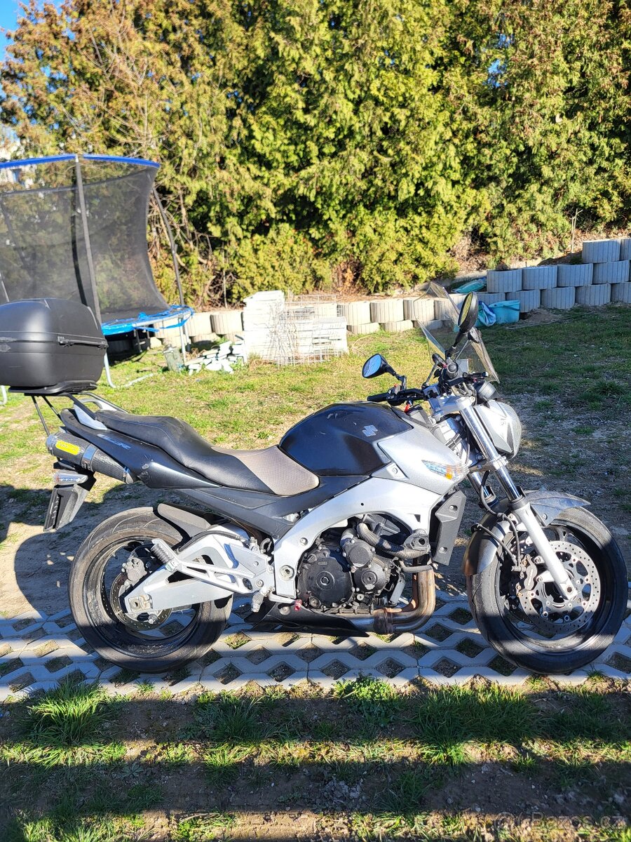 Suzuki GSR - 600 - 5