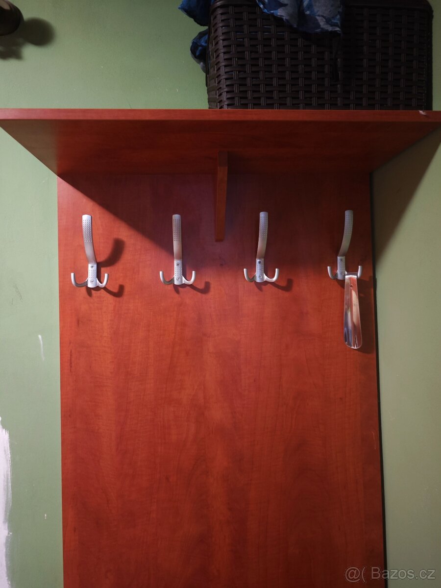 Šatní skříň a předsíňový věšák - 5