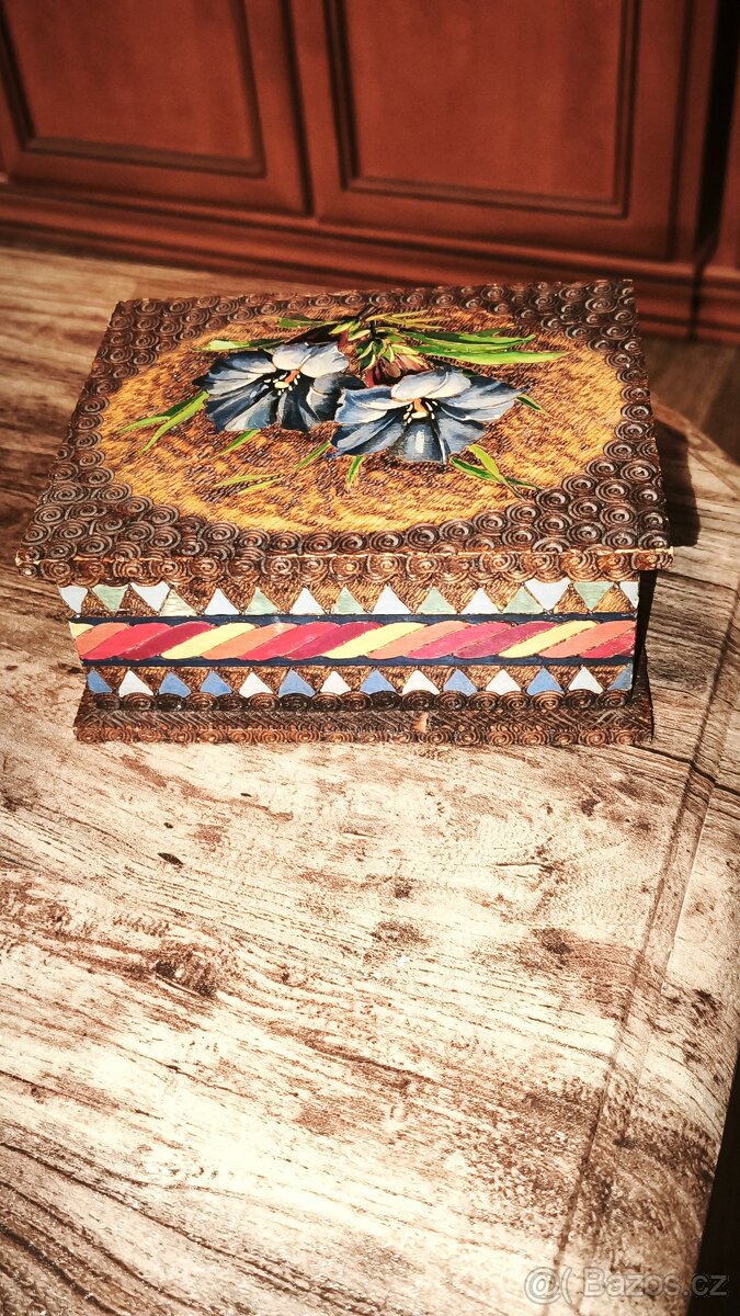 Dřevěná, malovaná šperkovnice/krabička. - 5
