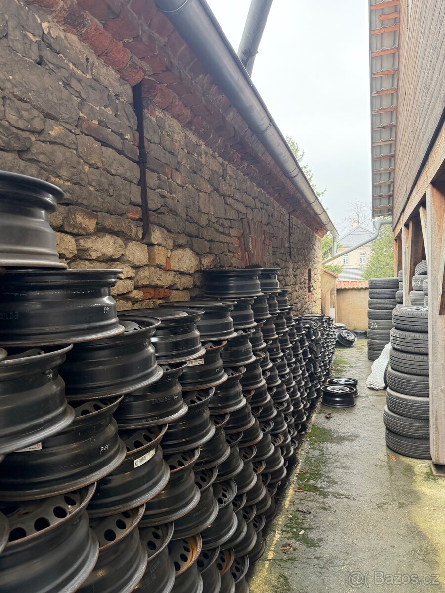 Plechové disky s použitýma pneu. - 5