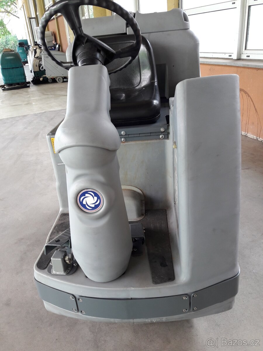 Podlahový mycí stroj Nilfisk BR 850 S se sedící obsluhou - 5