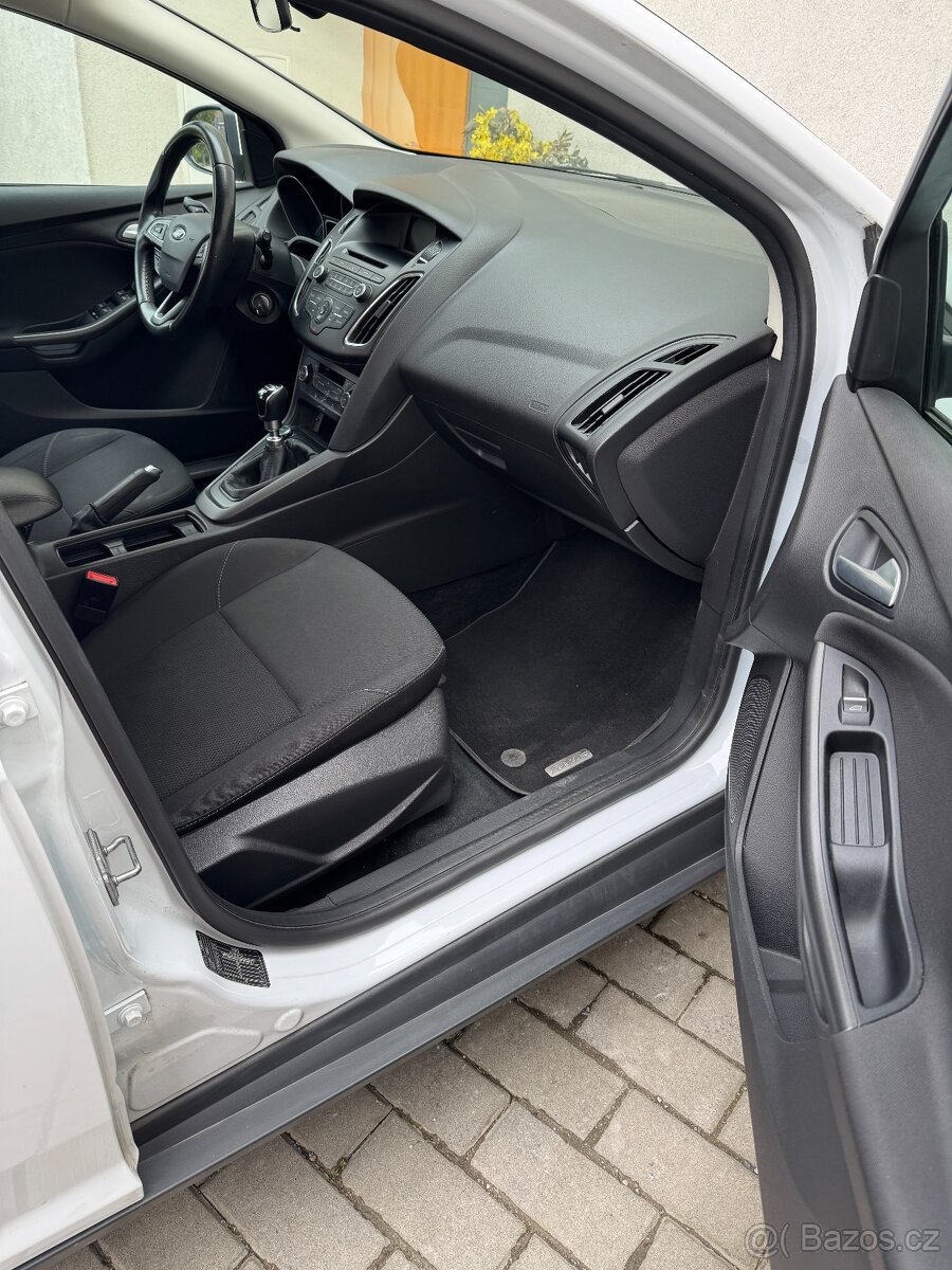 Ford Focus Kombi bílý - 11/2017 - 5