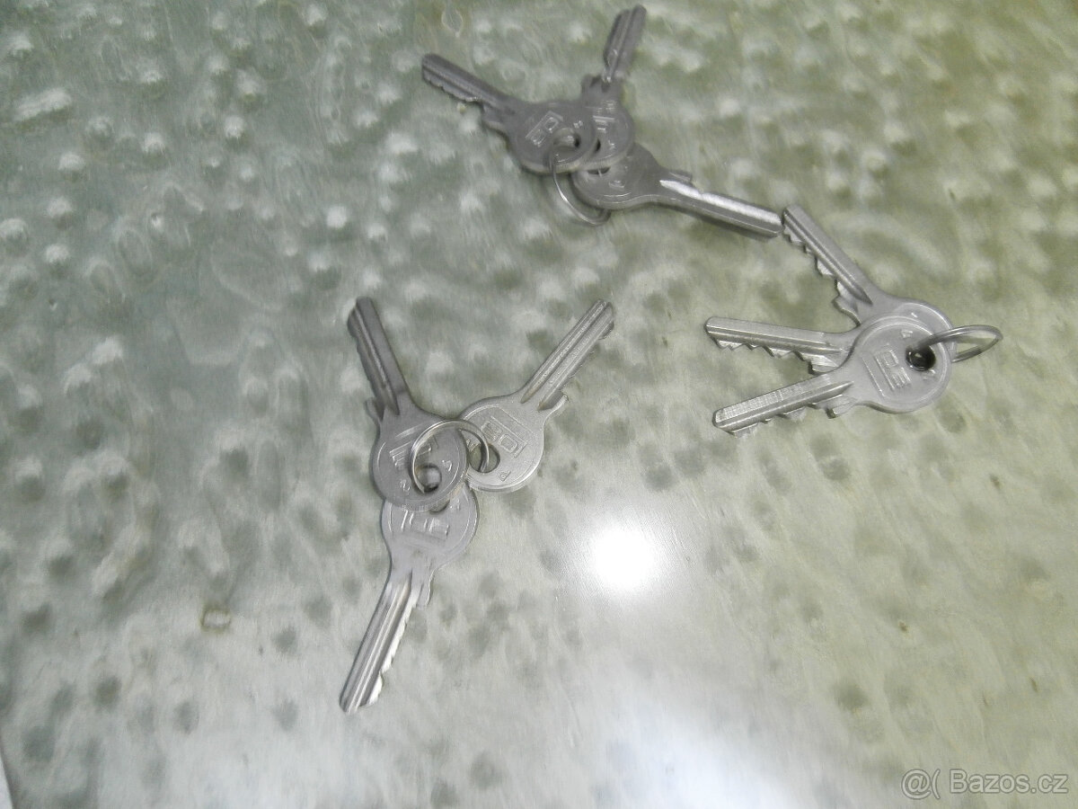 Skříňka dřevěná se zásuvkami uzamykatelná za 500 kč - 5