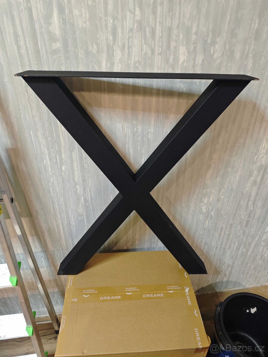 Prodám stůl vyrobený z amerického ořechu - 5