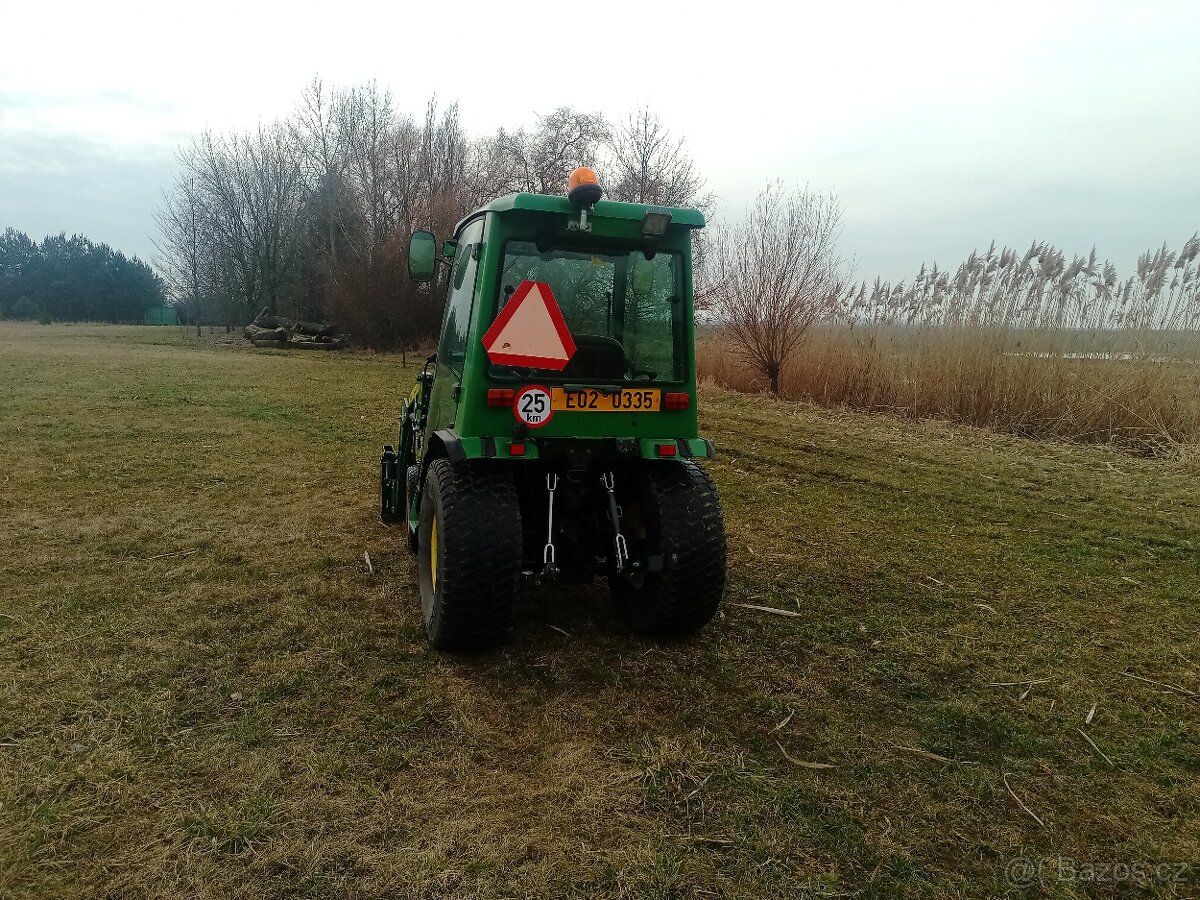 Jonh Deere 2720 s nakladačem - 5