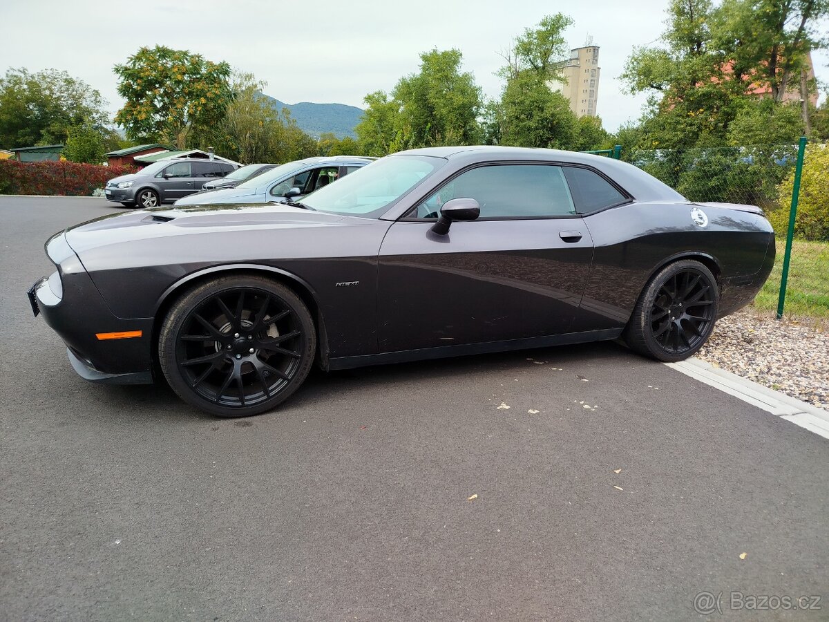 Dodge Challenger 5.7 hemi - 5