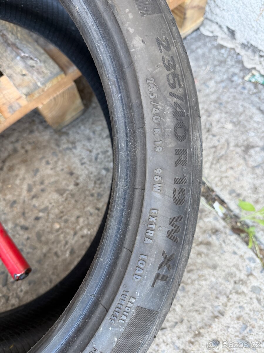 Prodám 235/40/19 letni - 5