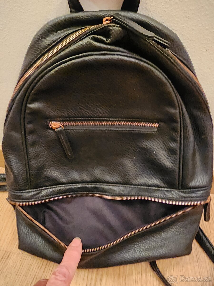 Prodám Dámský batoh se zlatými kovovými doplňky, Eko kůže - 5