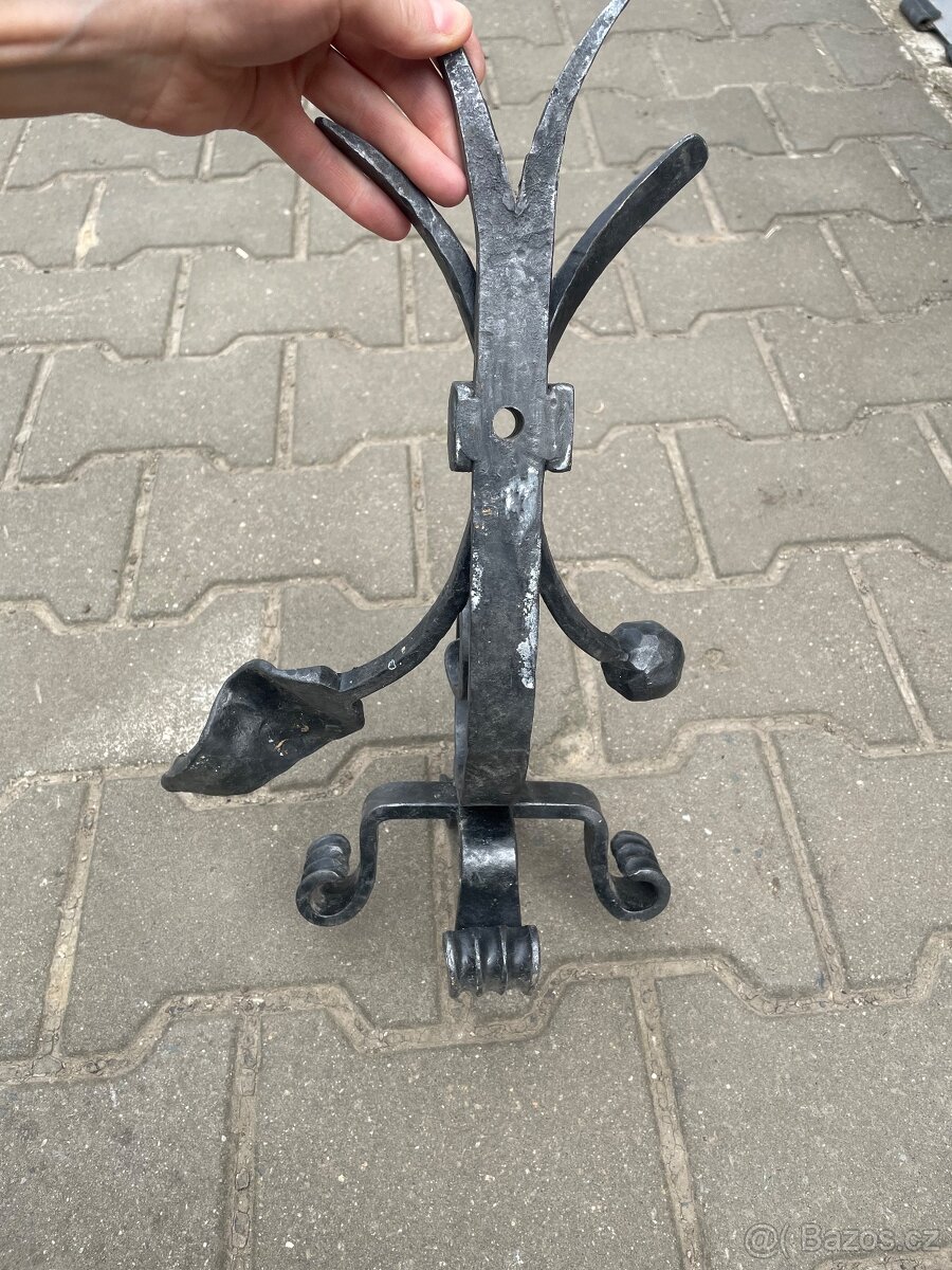 Stojan s ručním kováním - 5