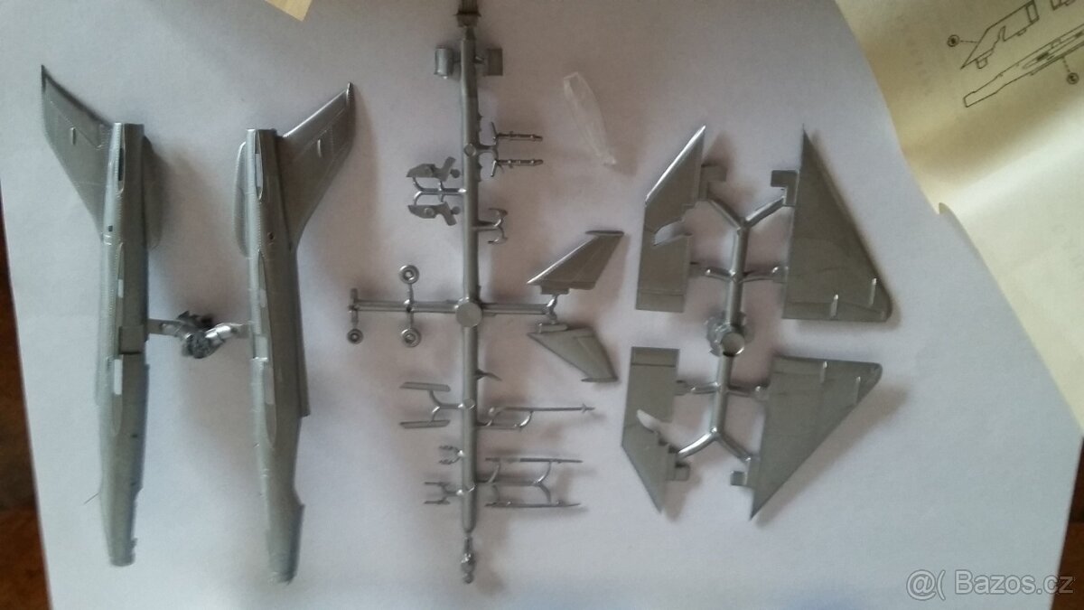 Starý plastikový model NDR Mig 21 Plasticart 1972 - 5
