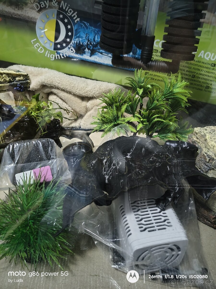 Akvárium plus dekorace, filtrace a vše - 5