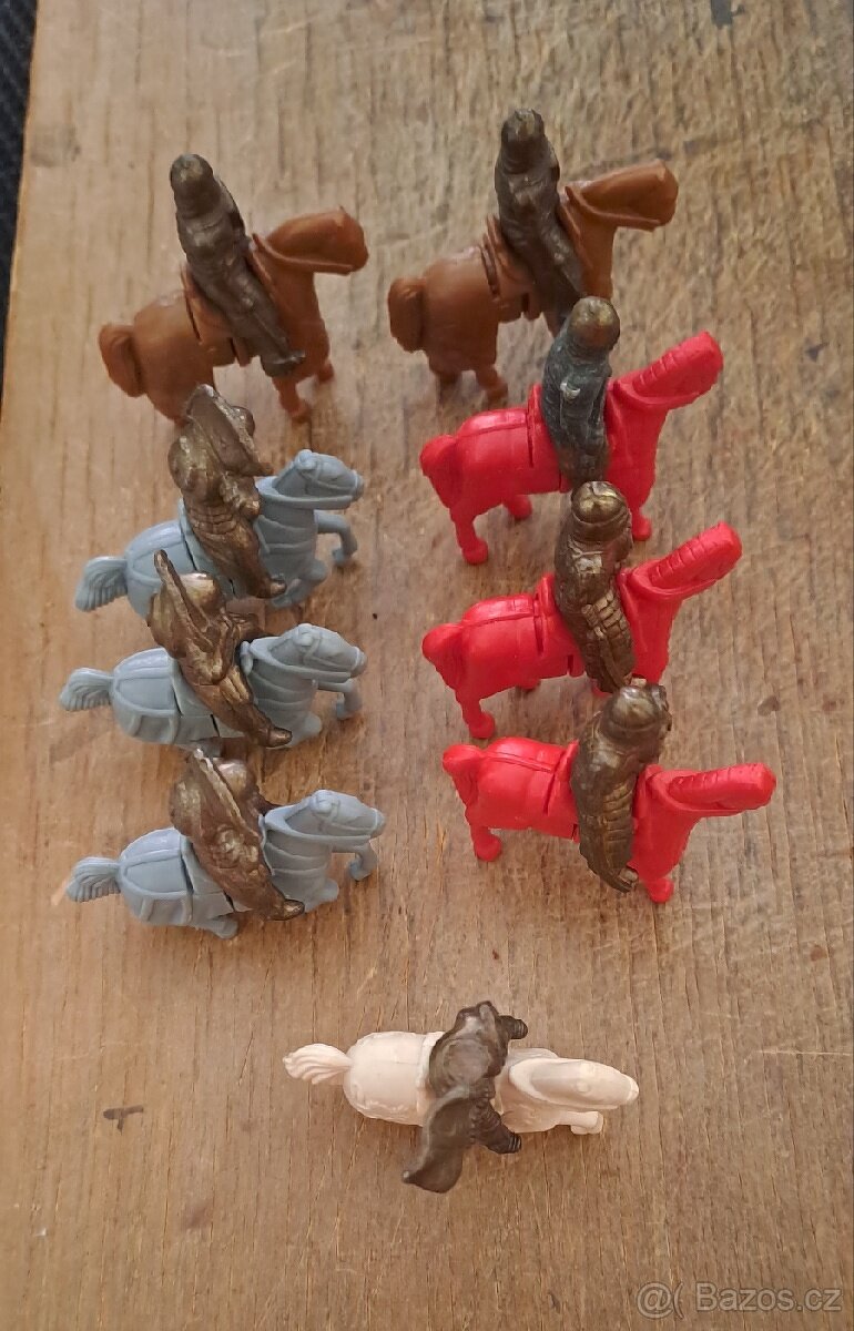 Cinovy figurky a plastové podstavce - 5