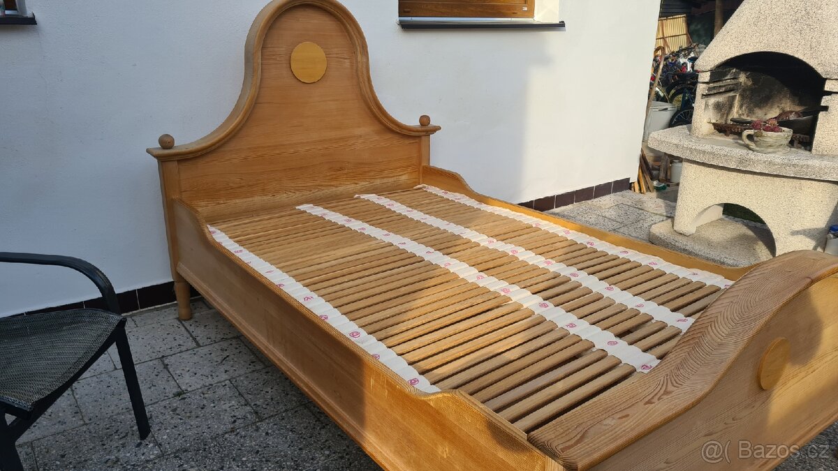 Masivní dřevěná postel s roštem. - 5