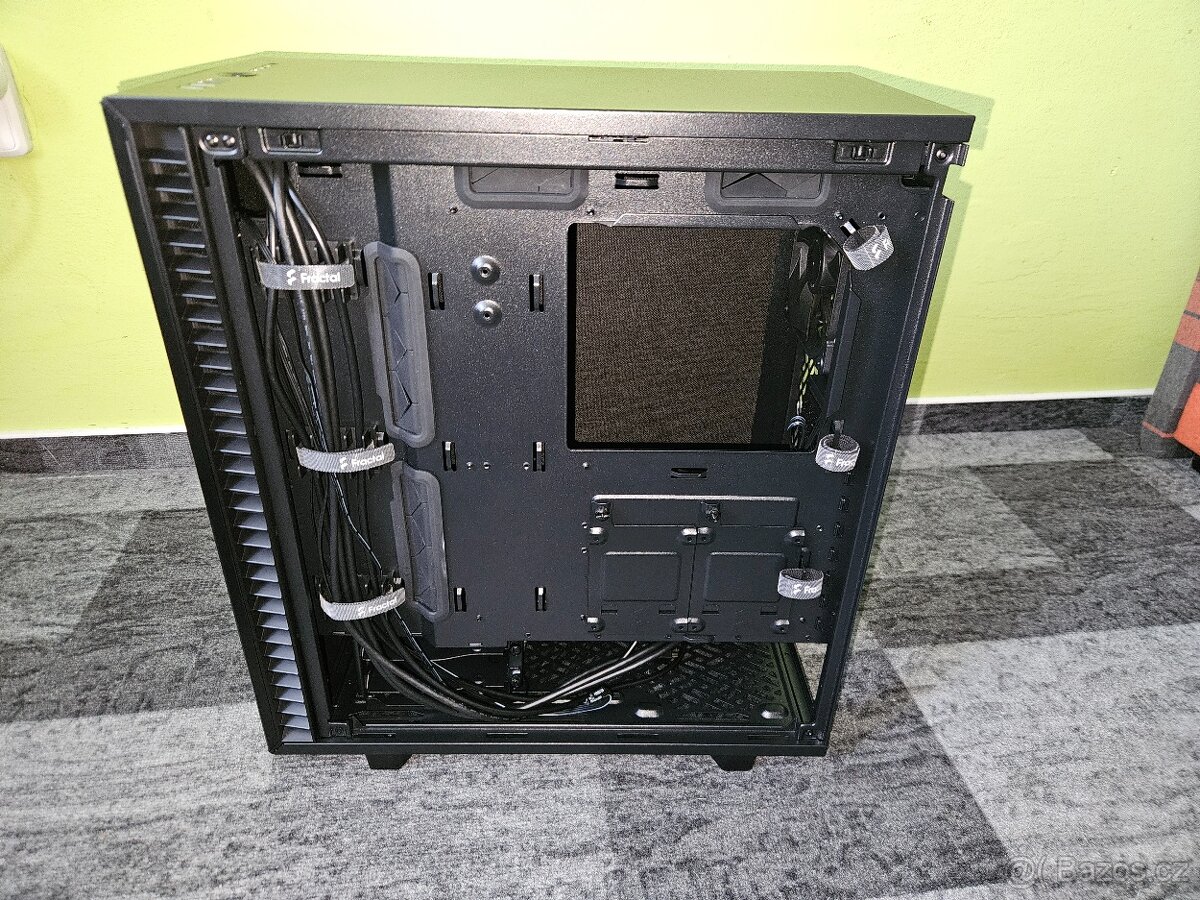 Prodám počítačovou skříň Fractal Design Define 7 Compact - 5