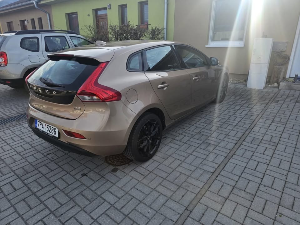 VOLVO V40 - 5