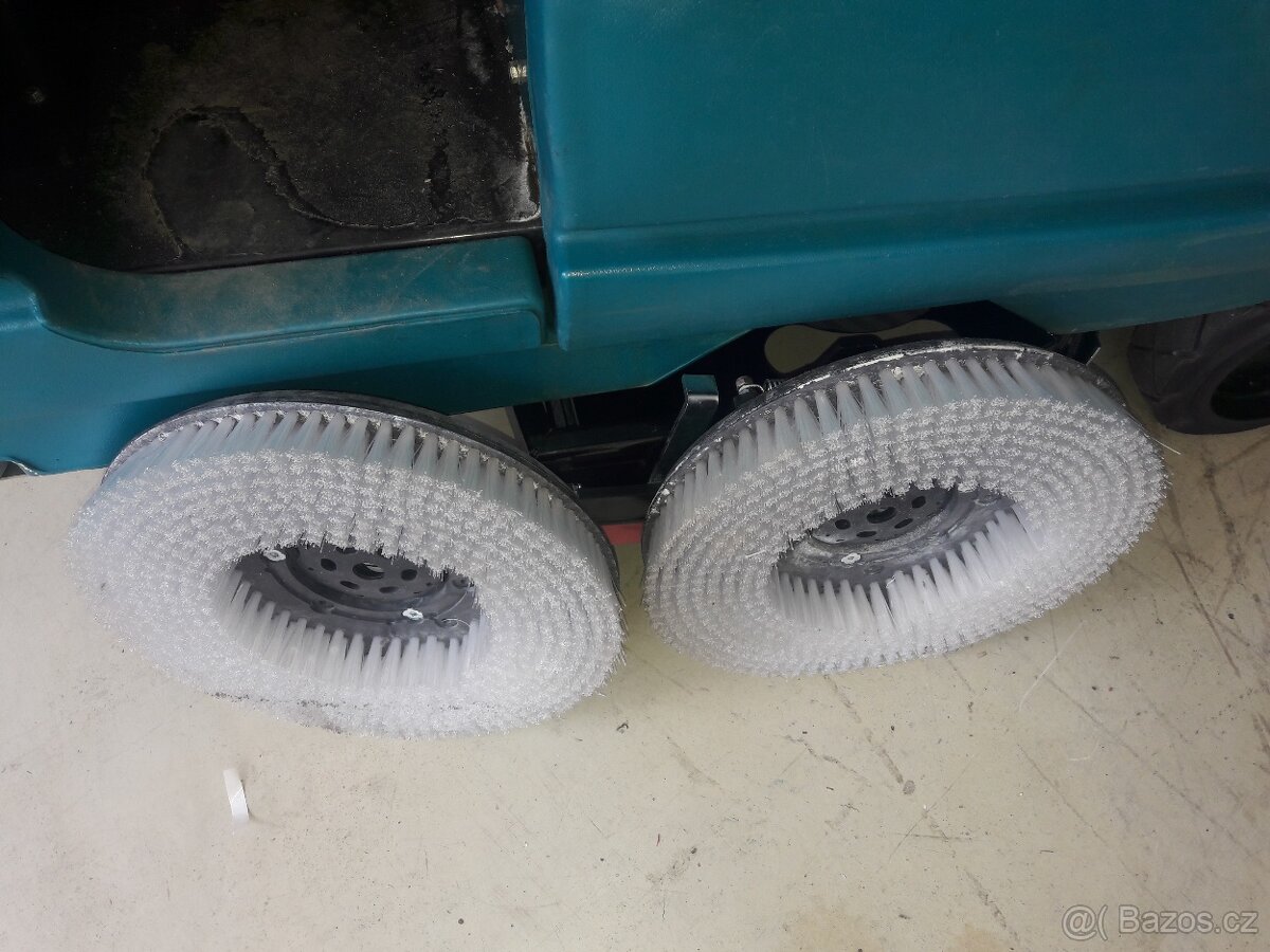 Podlahový mycí stroj Tennant 7100 Disk 80 sedící obsluha - 5